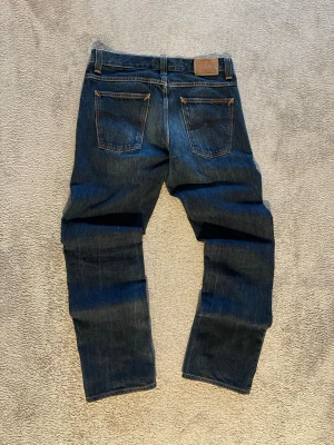 Vintage Nudie Jeans Average Joe - Vintage Nudie Jeans i modellen Average Joe. Dateras till år 2012. Storlek 32/34 men passar mer som en W31/32 L32. Schysst tvätt.             Midja: 41–41,5 cm Ytterbenslängd: 105–106 cm Benöppning: 20,5 cm