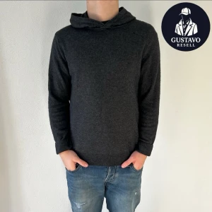 Oscar Jacobson Kashmir/Ull-tröja – Felfri – S - Tja. Säljer denna Kashmir/ullblandnings hoodien från Oscar Jacobson. Storlek S. Den är i extremt fint skick, utan några defekter. Tveka inte på att ställa frågor! 👌