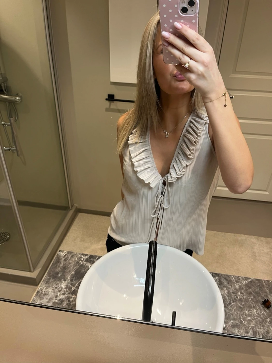 Beige ärmlös blus med volang - 1