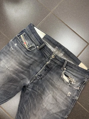 Diesel Jeans - Diesel Jeans. Storlek 34/32 (sitter som 32). Skick 8/10. Nypris 2000, mitt pris 429. Hör av dig vid frågor o funderingar!