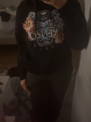 kenzo hoodie  - svart kenzo hoodie med blommor 