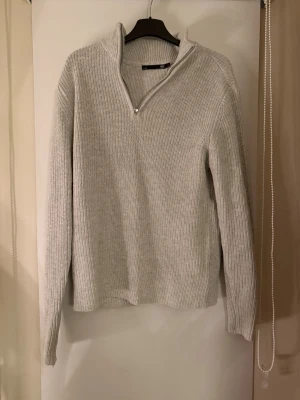 Halfzip grå  - En halfzip från lager 157 i fint skick 🌟🌟