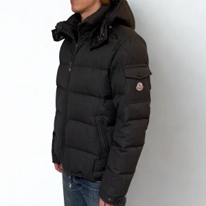 Moncler Montgenevre - Moncler Vinterjacka | Modell: Montgenevre | Skick 4/10 Välanvänd med defekter (därav priset) | Defekter: Dragkedja bytt, små hål vid muddar, fläck luva, lagning under ficka (bild 4,5,6,7). OBS, defekterna är omfattande men sitter nästan endast på gömda ställen och de är därför ej noterbara vid använding. Storlek 6, liten i storlek, passar L | Nypris ca 17900kr | Mitt pris 2199kr | Modellen på bilderna är 183cm lång och väger 67kg. | Kom gärna pm vid frågor eller funderingar!