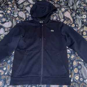 Lacoste blå zip  - Säljer min kofta som har helt ny. Storlek M. Skriv gärna för bilder!