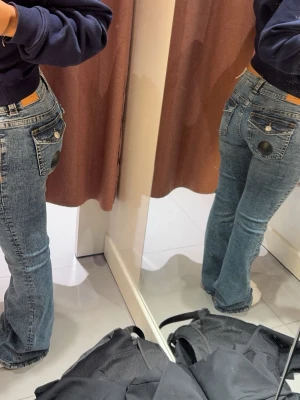 Lågmidjade Bootcut jeans blå - Jag stl 38 men den passar (är 167cm lång) 