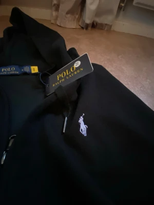 Ralp Lauren Kofta svart - Hej säljer en Svart Ralph Lauren kofta helt ny oanvänd pris kan diskuteras 