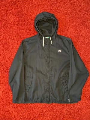 Sweet Sktbs jacka - Sweet SKTBS jacka i storlek M. Saknar snöret där nere. Mått: axelbredd - 53 cm, längd - 67 cm. Skriv för fler bilder och frågor!