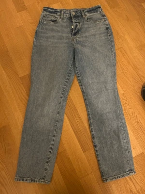 Mom jeans  - Snygga ljusblå mom jeans från &Denim. Klassisk femficksmodell och raka ben, tillverkade i mjukt jeansmaterial. Perfekta för dig som gillar retrovibbar och bekväm passform. Storlek 38.💞