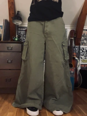 Nya Baggy jeans - Helt nya Mega Baggy jeans i grön färg. Skit coola och har massa coola fickor!!! Aldrig använda!