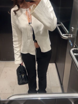 Vit omlottkofta med snörning - Säljer en vit kofta med omlott design och snörning framtill.  PRIS kan diskuteras 🫶🏻