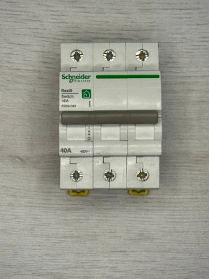 Schneider Resi9 3-polig Automatsäkring 40A - Hejsan!  Säljer en helt ny och oanvänd 3-polig automatsäkring från Schneider Electric (serie Resi9).  Denna säkring bryter alla tre poler samtidigt om belastningen överstiger 40A på någon av faserna. Det är en högkvalitativ komponent som passar i alla standardnormkapslingar med DIN-skena (tar upp 3 modulplatser). Perfekt för trefasinstallationer! Produkten är helt ny och aldrig monterad, men säljs utan originalförpackning.  Specifikationer:  • Märke: Schneider Electric  • Serie: Resi9…
