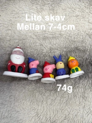 Små Greta gris figurer - Mellan 7-4cm så de är små. Lite skav kan finnas eller andra skönhetsdefekter. Påverkar inte funktionen.