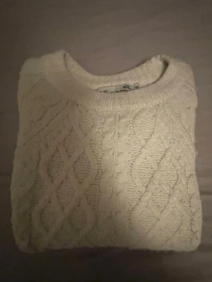 Vit stickad tröja från lager 157 - Säljer en vit stickad tröja från lager 157 med grovt kabelstickat mönster på framsidan och ärmarna. Tröjan har rund halsringning, ribbade muddar och långärmad passform. Perfekt för kyliga dagar och enkel att matcha med jeans eller kjol.