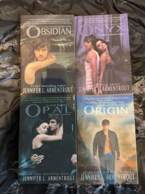 Obsidian, Onyx, Opal, Origin (Lux Series, Books 1-4) - Följ med på en episk resa fylld av spänning, romantik och mysterier i Lux-serien! Perfekt för dig som älskar starka karaktärer, övernaturliga inslag och intensiva relationer. En bokserie som är svår att lägga ifrån sig och passar perfekt för unga vuxna.
