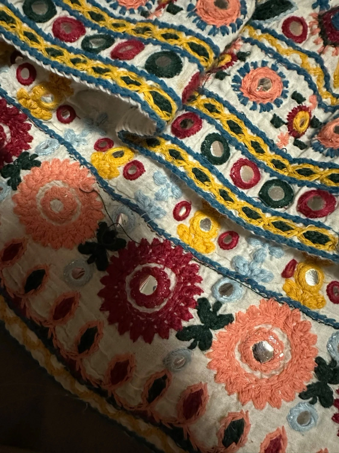 Broderad vit kortkjol med tofsar - 1