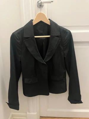 Svart kavaj från Oui - Stilren svart kavaj från Oui Set i storlek 38. Liten i storleken, mer som 36