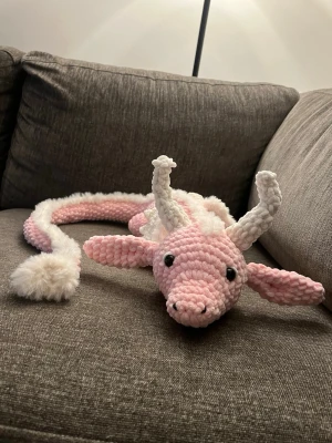 Virkad drake  - Virkad av mig ca 1 m lång🩷 kan göras i andra färger efter önskemål 