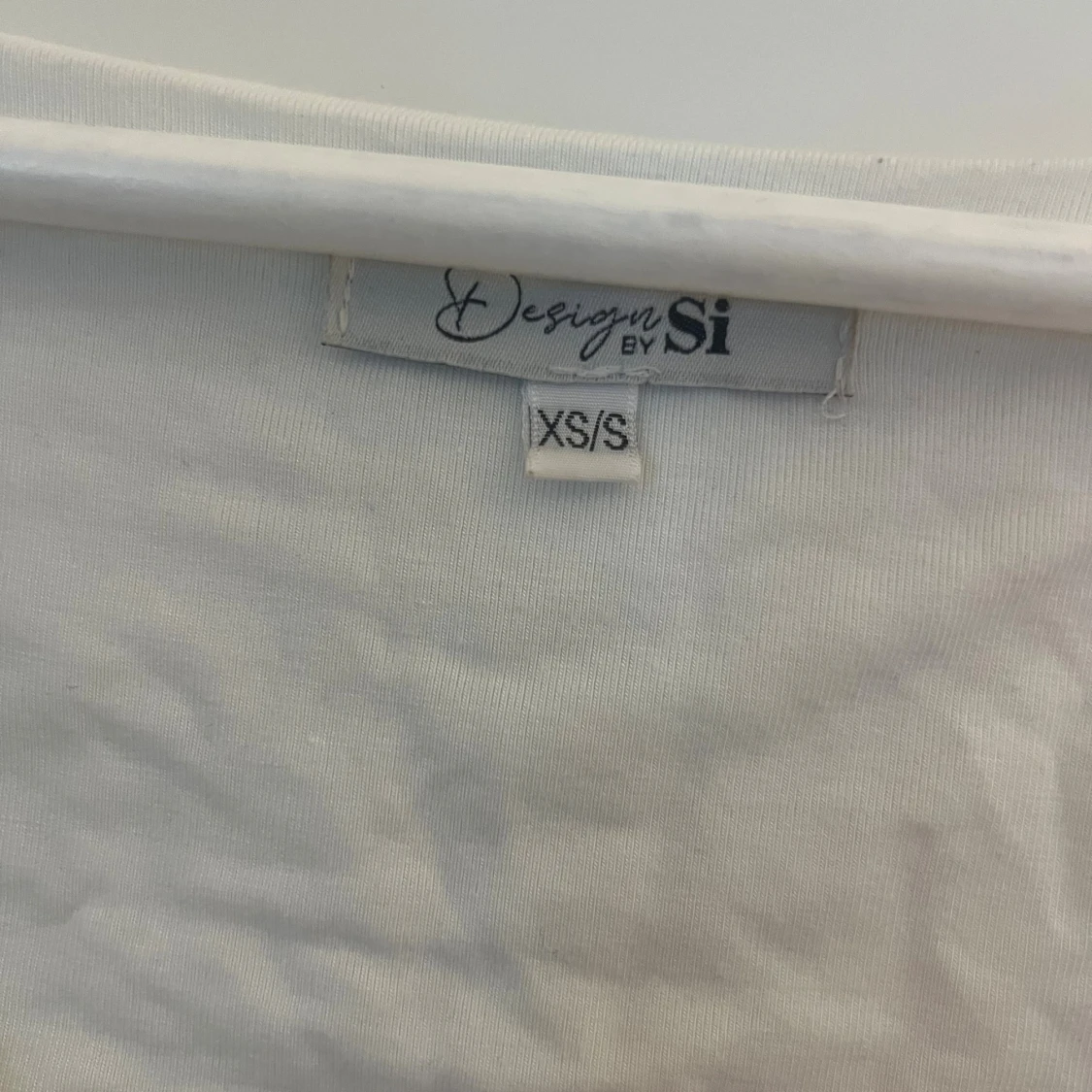 Vit långärmad topp med knyt från Design by Si - 2