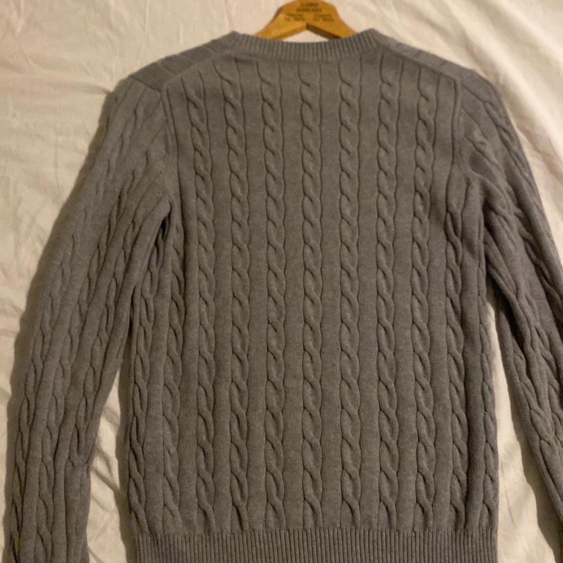 Grå kabelstickad tröja från GANT - 3