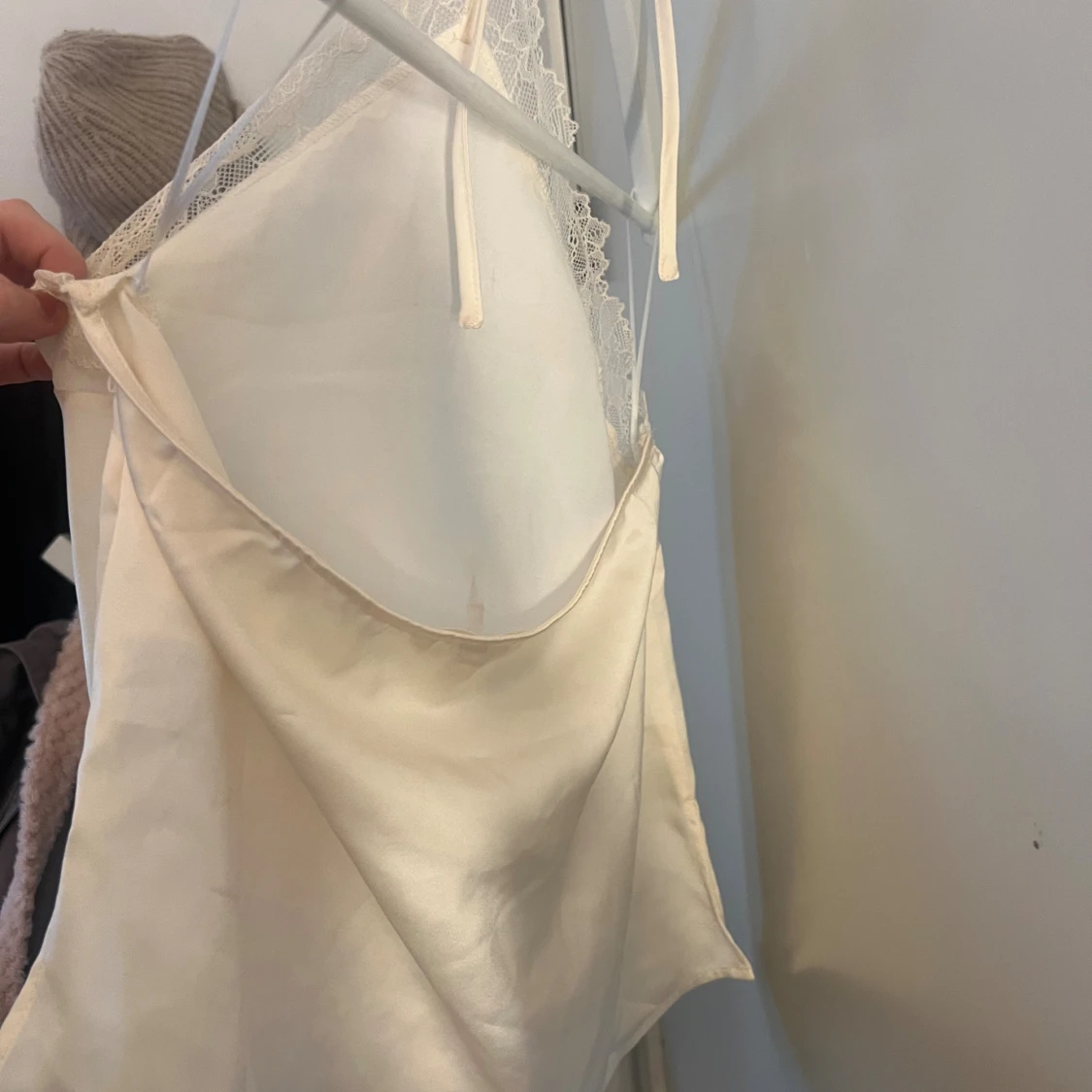 Champagnefärgad spetsblus i satin - 2