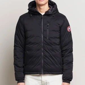 Canada goose Lodge - Säljer en canada goose lodge hoody som är väldigt bekväm och perfekt för lite kyligare väder. Jackan är i storlek XS men passar även S. Nypris 9599kr.  Ända defekten den här är vid ärmen där det finns ett hål.