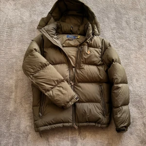 Ralph lauren jacka  - Säljer en grön Ralph Lauren jacka perfekt inför vintern ❄️❄️. Endast använd fåtal gånger, inga defekter. Storlek S. Ny pris: 5999kr Mitt pris: 3199kr. Hör gärna av dig vid minsta fundering :) 