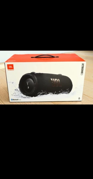 JBL Xtreme 3 - Säljer min JBL Xtreme 3 som levererar riktigt grymt ljud med kraftig bas och klara toner. Perfekt för både hemma, stranden eller festen! Högtalaren är vattentålig (IP67), har lång batteritid på upp till 15 timmar och kan även användas som powerbank för att ladda mobilen.  Den är i mycket gott skick och fungerar helt felfritt. Levereras rengjord och redo att användas.  Perfekt för dig som vill ha stort ljud i ett smidigt format!  / Mvh 