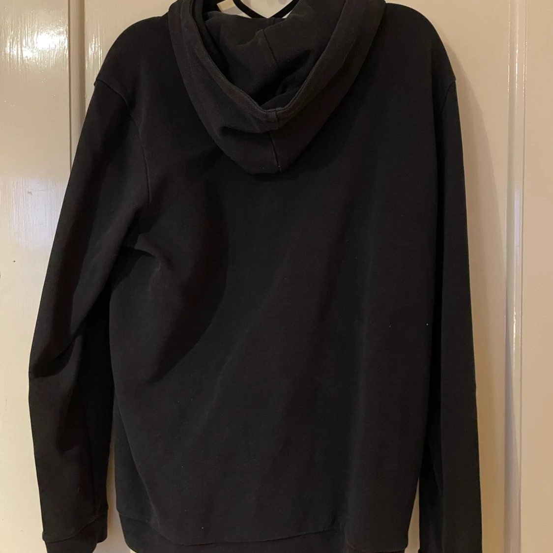 Svart hoodie från BOSS med huva - 1