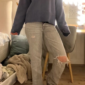 Baggy / straight ripped jeans  - Några as snygga straight jeans med slitningar 🥰 Säljer pga att de är för små. Pris kan diskuteras 🩷