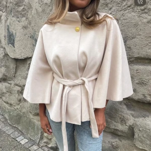 Beige poncho missäy - Den eftertraktade ponchon från missäy, helt nytt skick❤️