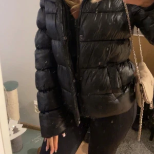 Superdry jacka - Jag säljer denna varma vinterjacka från Superdry. Den är i herrstorlek XS men passar perfekt för damstorlek S–M. Jackan är i bra skick förutom ett litet hål i ärmen, vilket syns på bilden i annonsen.