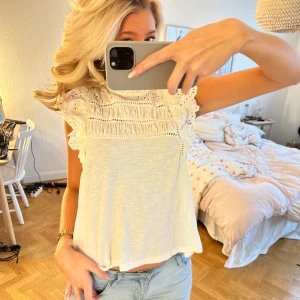 söt topp - fina detaljer 