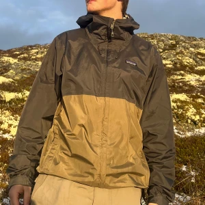 Patagonia vind och regnjacka - Säljer en Patagonia skaljacka. Ganska tunn och perfekt för vandring. Knappt använd och har bara en liten skada på ärmen som man ser på sista bilden