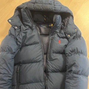 Ralph lauren Gorham jacka - Säljer en mörkblå pufferjacka från Polo Ralph Lauren, köpt för ca 2 månader sedan på miinto för 5699 kvitto och taggar till jackan finns kvar! Byten kan även va intressant pris går att diskutera! 😊