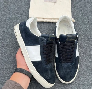 Valentino flycrew - Tjena säljer nu dessa sjukt feta valentino flycrew skorna som just nu är super populära | skorna är i riktigt fint skick är är storleken 41 men passar lika bra dig som har 42,5 | endast 4 nitar borta! | vid köp medföljs endast skor | hör gärna av dig vid frågor eller funderingar | postar ändast via PostNord eller instabox!