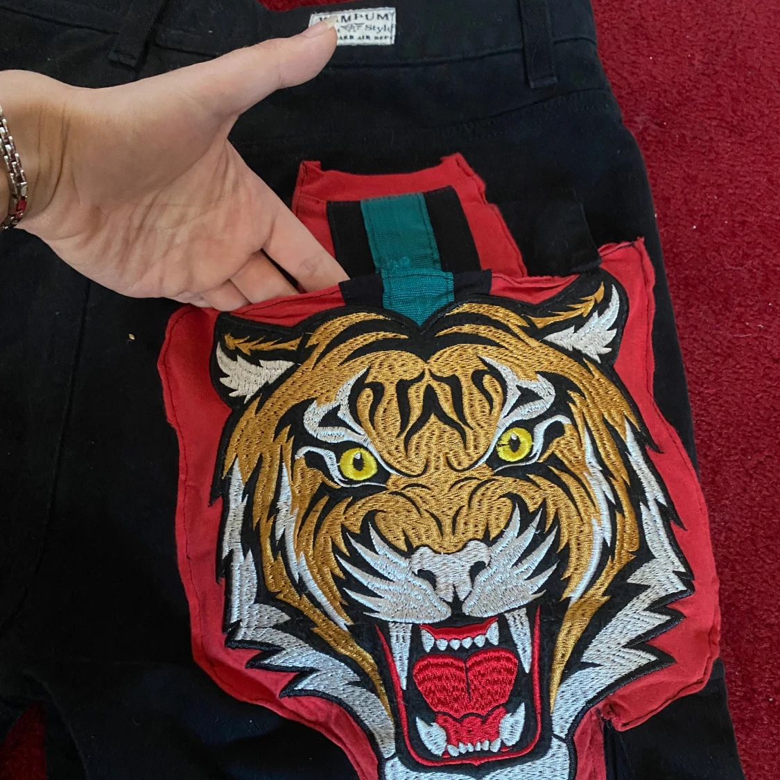 Svarta cargojeans med broderad tiger - 1