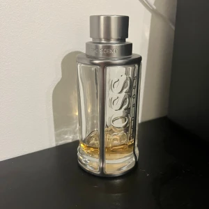 Hugo Boss The Scent herrparfym - Stilren herrparfym från Hugo Boss, The Scent. Perfekt för dig som vill ha en modern och självsäker vibe. Flaskan har en snygg design som passar på hyllan. Volym och ingredienser syns ej på bilderna. OBS ÄKTA!!!!!!