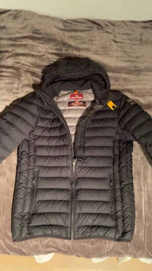 Parajumper Jacka Storlek Y-L ( motsvarande S i herr) - Svart lättviktsdunjacka med huva från populära Parajumpers. Mycket bra skick knappt några defekter! Tveka inte att höra av dig och priset går att förhandla vid snabb affär 💨