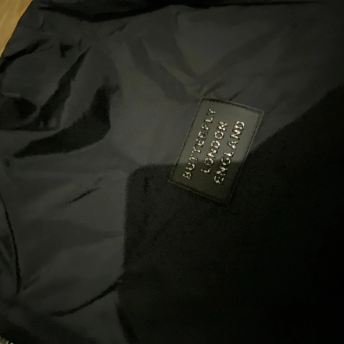 Svart vindjacka med rutig huva - 2