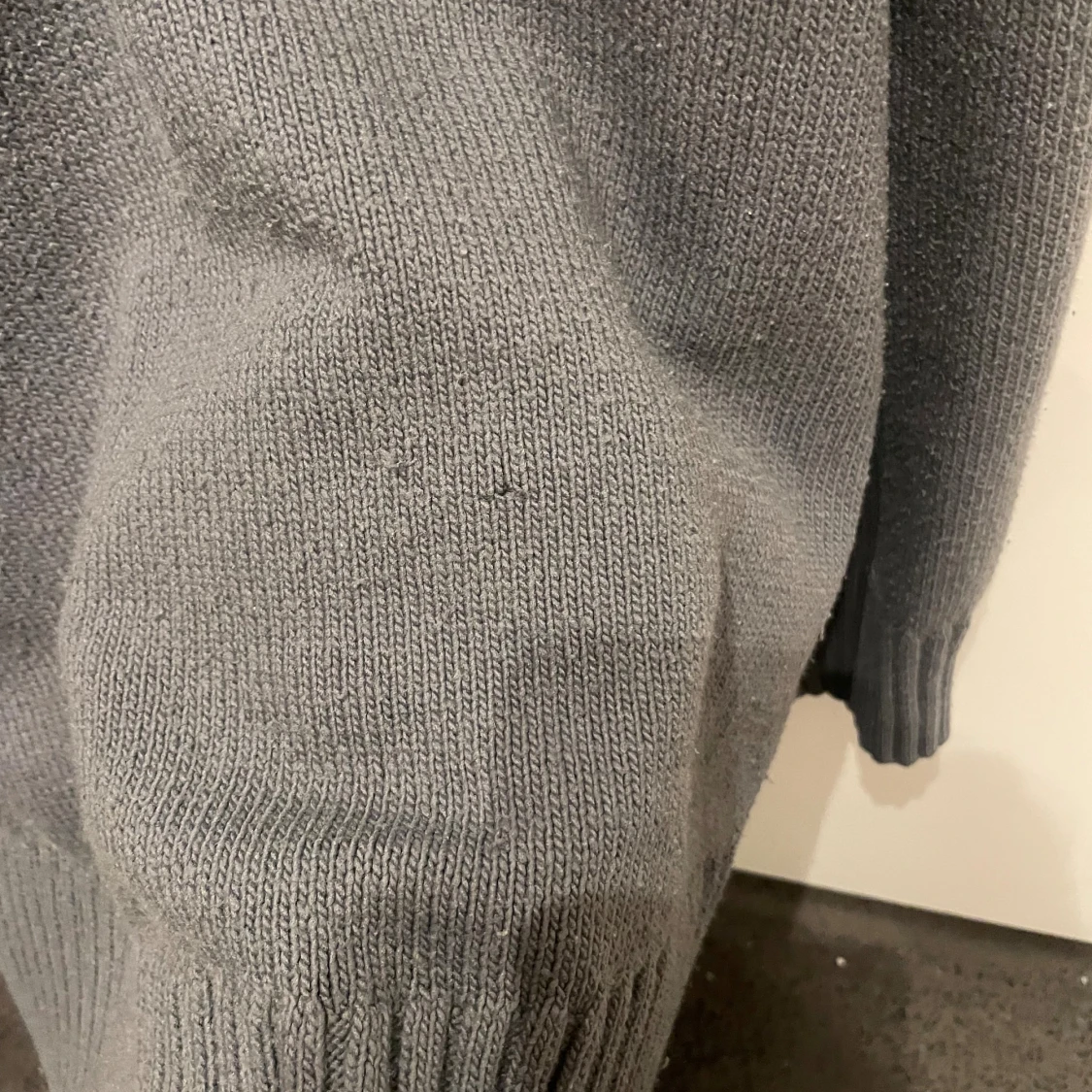 Trendig stickad polotröja  - 4