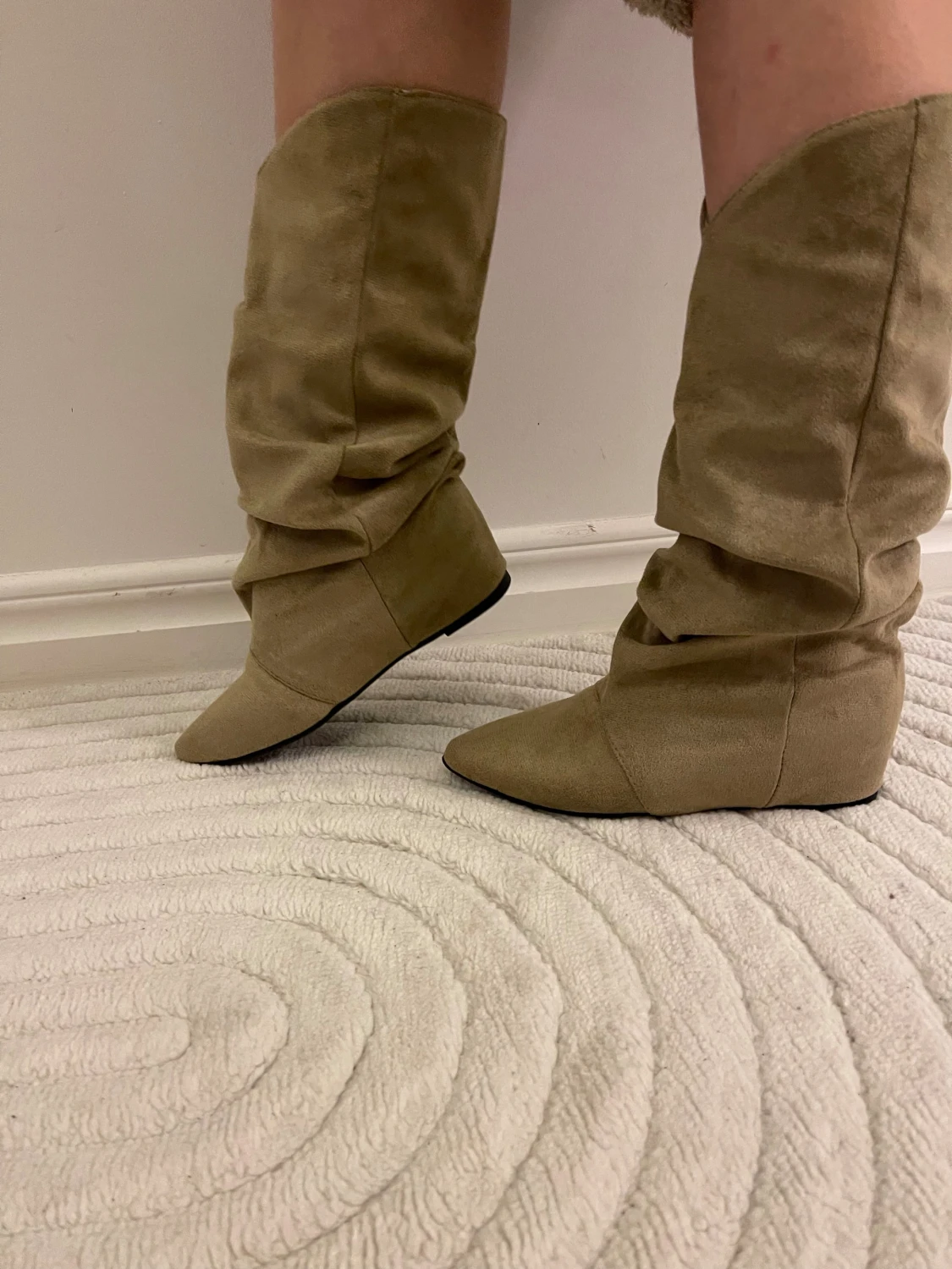 Beige mocka boots med spetsig tå - 1