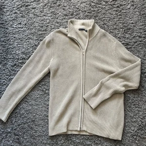 Stickad Zip tröja - Helt ny och oanvänd Zip tröja från lager, de kommer inte till nån användning, så lika bra o sälja tänkte jag. 10/10 skick, precis som ny. Väldigt bekväm och fin, rekommenderar starkt!
