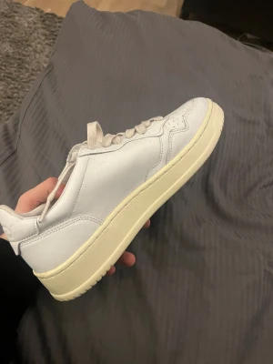 Vita Autry Skor  - Snygga Vita skor Nypris 2000kr och dom är knappt använda 