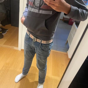 Charcoal grey hoodie Saint Laurent  -  Riktigt fet  hoodie från Saint Laurent, Modellen är 183 75 skick är ny 9/10