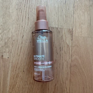 Wella Ultimate Smooth Miracle Oil Serum - Se mängd kvar på bild 3! Wella Ultimate Smooth Miracle Oil Serum med squalane och omega-9. Kommer i en transparent plastflaska med roséguldfärgad pump och detaljer. Innehåller 100 ml och ger håret en silkeslen finish.