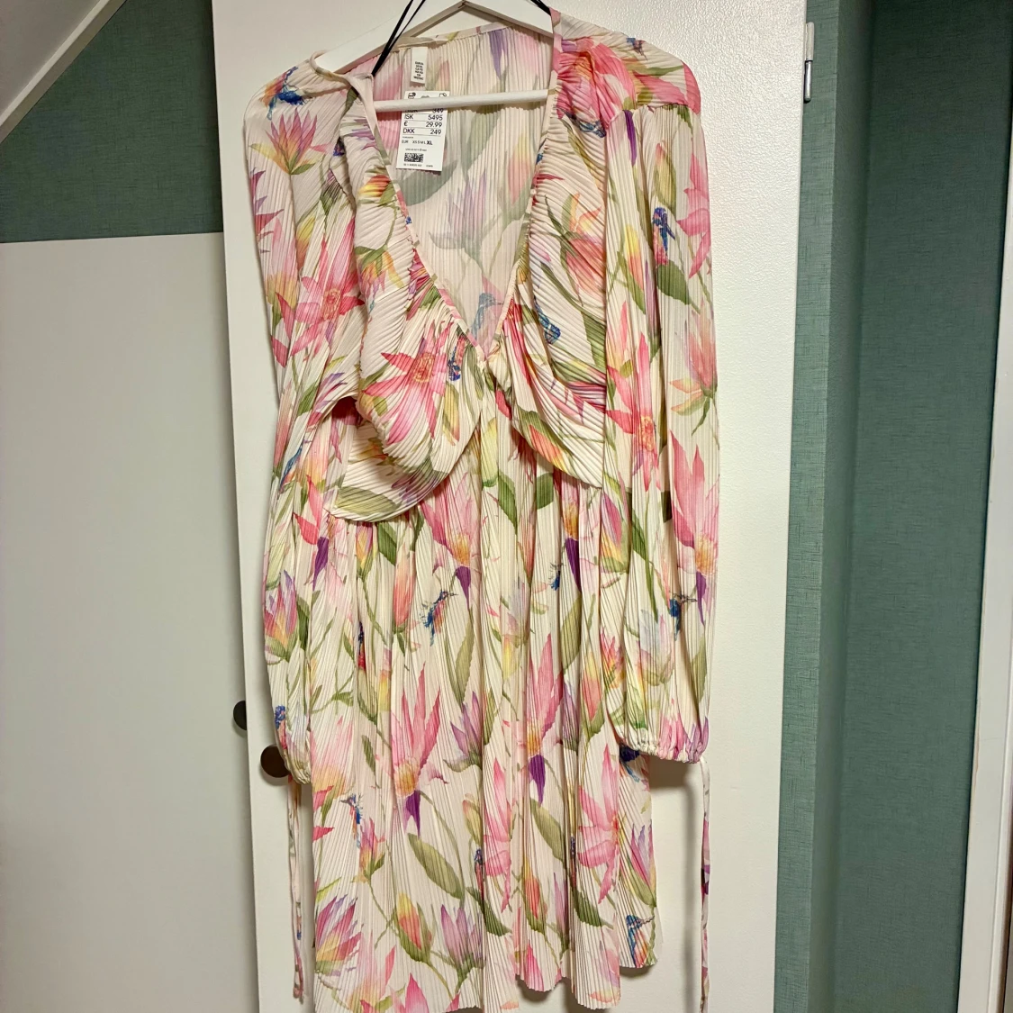 Blommig kortklänning från H&M - 1