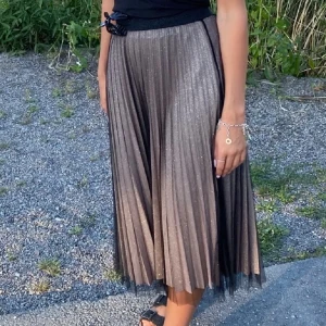 Glitterkjol  - Har ett litet hål, se bild 3. Inget som man tänker på när man har den på sig. Superfin. 