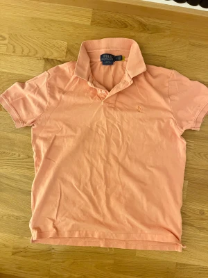 Ralph lauren polo - Säljer en rosa Ralph Lauren polo i bra skick!  Size 📏: M  Condition ✨: 9/10 som ny  Pris kan diskuteras vid snabbaffär! 🤗  Plagg fraktade inom 24 timmar efter köp! 🚚⏳