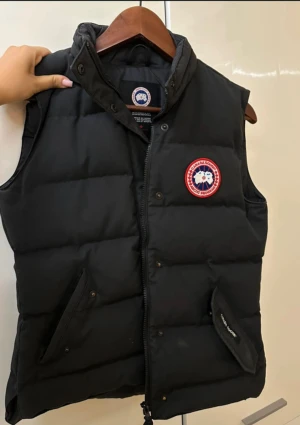 Svart dunväst från Canada Goose - Svart dunväst från Canada Goose. Storlek Small. Säljs för 1800