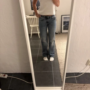 Raka byxor från weekday - Jeans från weekday i modellen arrow i mellanblå tvätt med raka ben och normal passform. Nästan inte använda men säljer nu pga de inte kommer till användning. Perfekt längd för mig som är ca 165 och jättebra passform. Kan även ta mer bilder om det efterfrågas. 